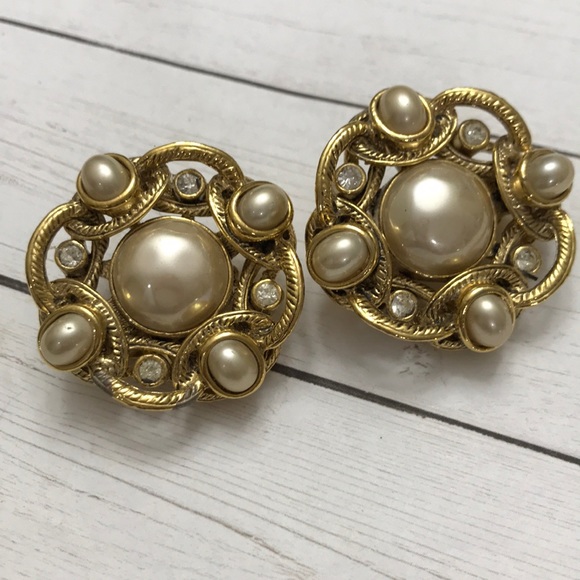 Carolee Jewelry - Carolee vintage gold and pearl clip on earrings